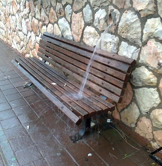 Ovu klupu su postavili na najgore moguće mjesto. Shvatili su to tek kasnije...