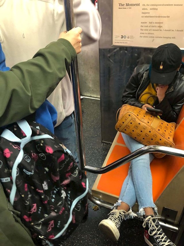 Zašto neki ljudi sjede ovako u tramvaju, metrou ili busu punom ljudi koji moraju stajati?