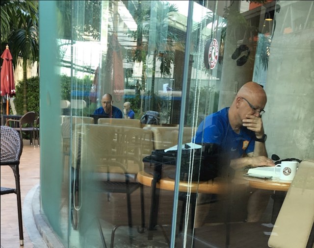 Je li ovaj kafić samo za ćelave muškarce u plavim majicama?