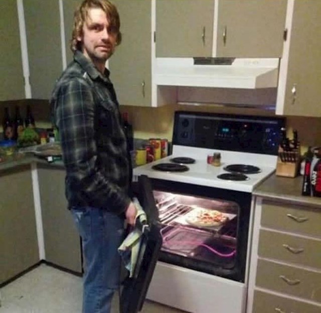 Muž je htio napraviti pizzu, slučajno je otkinuo vrata pećnice.
