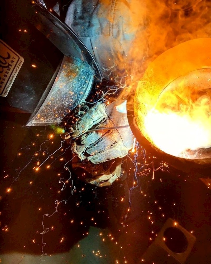 Ovo će vam možda izgledati kao neka žestoko isfotošopirana slika s efektima, no samo je riječ o fotki zavarivača dok radi svoj posao.