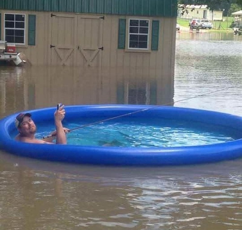 On je smatrao da je savršeno vrijeme za uživanje u bazenu.