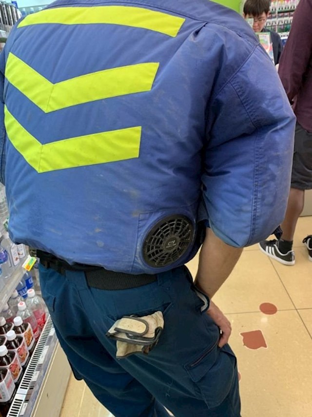 Netko je u Japanu slikao radnika koji ima radno odijelo s nekom vrstom unutarnjeg "klima uređaja".