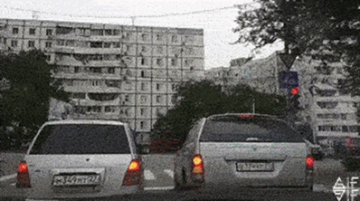Glup i gluplji, ruska verzija: Na semaforu su pokušavali skrenuti lijevo i desno, no pojavio se problem...