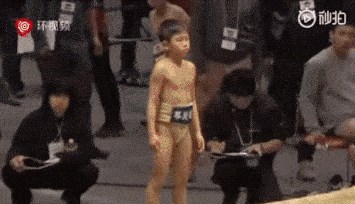 Kakve šanse ima mršava dijete protiv puno debljeg sumo hrvača? Evo kako je završila njihova borba