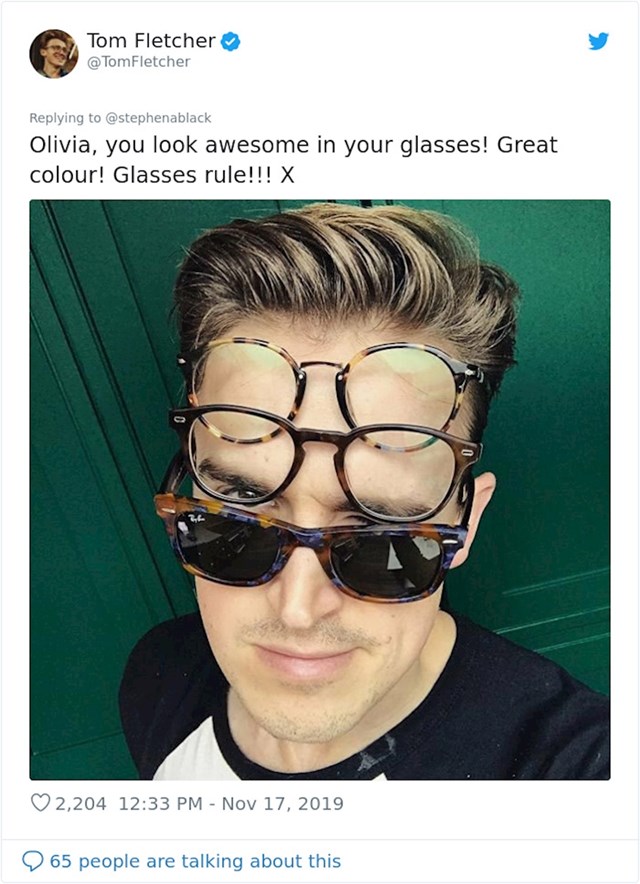 "Olivia, izgledaš odlično sa svojim naočalama! Odlična boja! Naočale su super!"