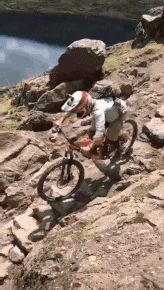 NE GLEDAJ AKO SE BOJIŠ VISINA! Ovaj lik je našao najgore mjesto i vrijeme za pad s bicikla, jedva se izvukao