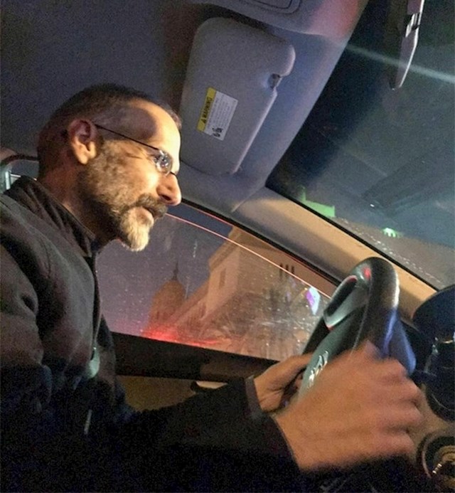 Steve Jobs je živ i vozio auto.