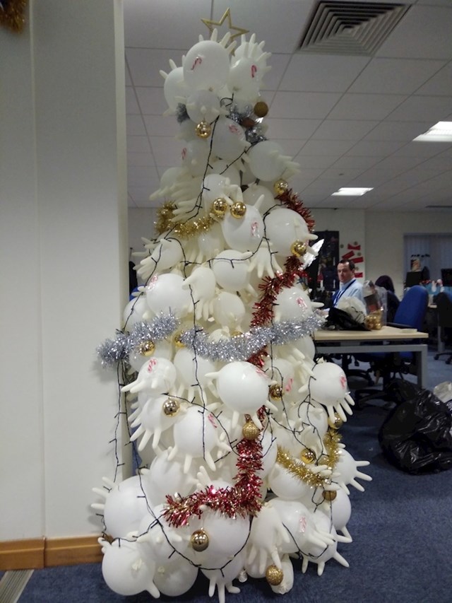 "U uredu nismo imali pravo božićno drvce pa smo smislili kreativno rješenje."