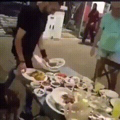 Mladi konobar je dobio pljesak kad su ljudi vidjeli što je izveo