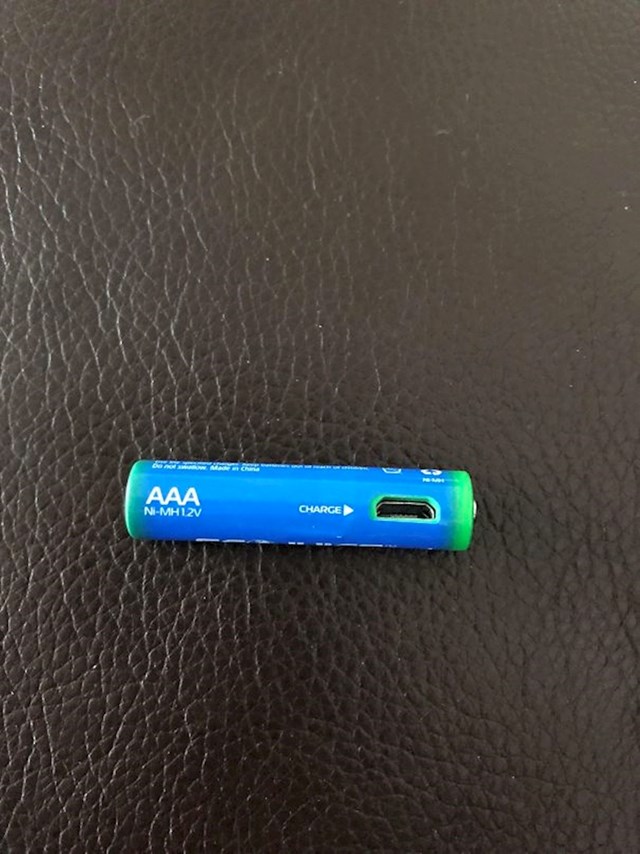 Ova baterija se može napuniti pomoću USB priključka.