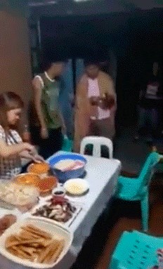 Najgluplja proslava rođendana ikad: Ovo definitivno nije trebao učiniti pokraj stola