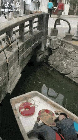 Turisti su se morali sagnuti kako ne bi udarili glavom u mostić, veslač se snašao na bolji način