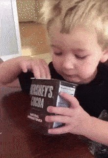 Dječak je pokušao jesti kakao prah, ubrzo je shvatio da to nije bila dobra ideja