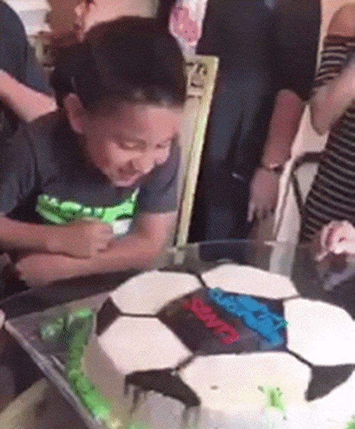 Dječak je znao da će mu prijatelji gurnuti glavu u rođendansku tortu pa je smislio nešto genijalno