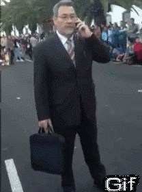 Ovaj gospodin na prvi pogled ostavlja dojam ozbiljnog poslovnog čovjeka, no vidjet ćete što će biti kad se okrene