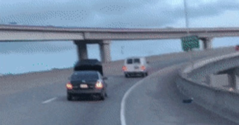 Zabrinjavajući prizor na cesti: Pogledajte kako je ova žena vozila auto