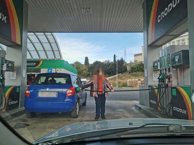 Pogledajte kako je točila gorivo: