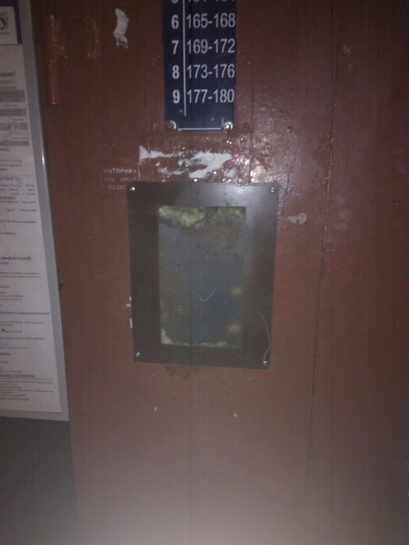 Netko je otkinuo portafon i uzeo ga sa sobom... Osoba koja je ovo slikala nije mogla pozvoniti.