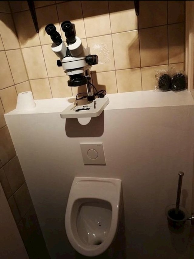 neki muškarci bi se na ovom wc-u mogli uvrijediti...