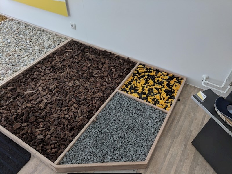 Trgovina s obućom ima razne podloge na kojima možete isprobati hodanje u obući koju želite kupiti. Među raznim podlogama su i LEGO kockice.