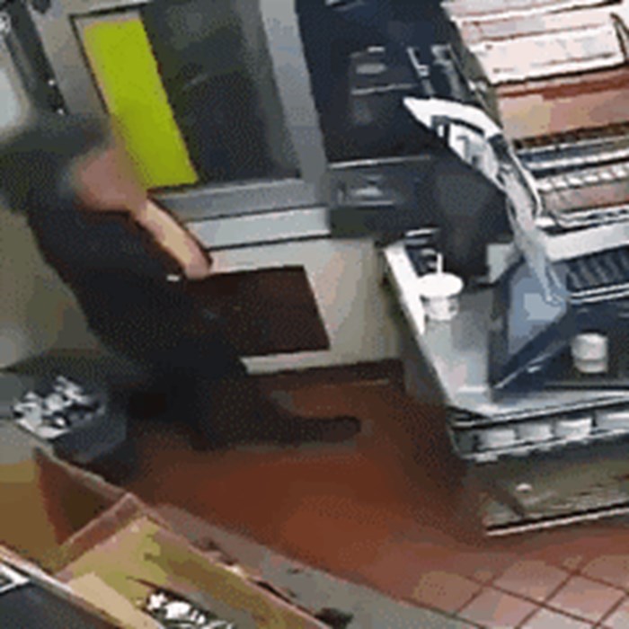 Nakon što je "platio burger" iskočio je iz auta, zaposlenica pobjegla od divljačke pljačke restorana