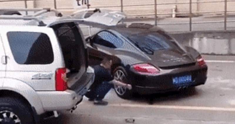 Čovjeka je naživcirao krivo parkirani skupi automobil, smislio je rješenje koje će vas nasmijati