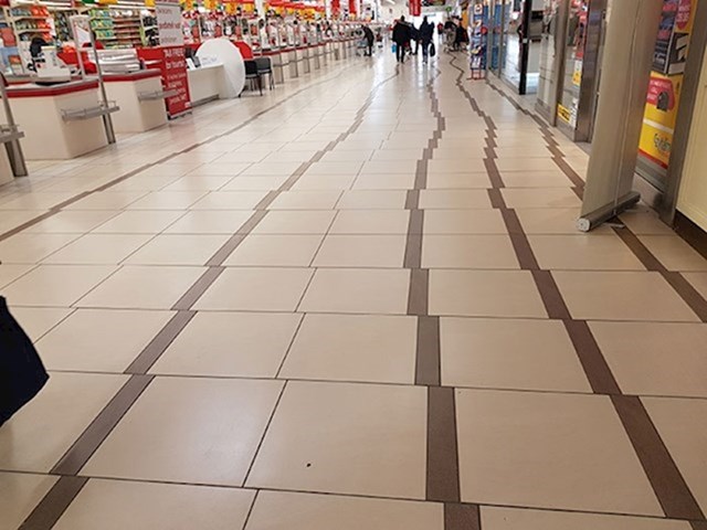 Ovaj supermarket je očito zaposlio majstore koji su namjerno htjeli naživcirati kupce.