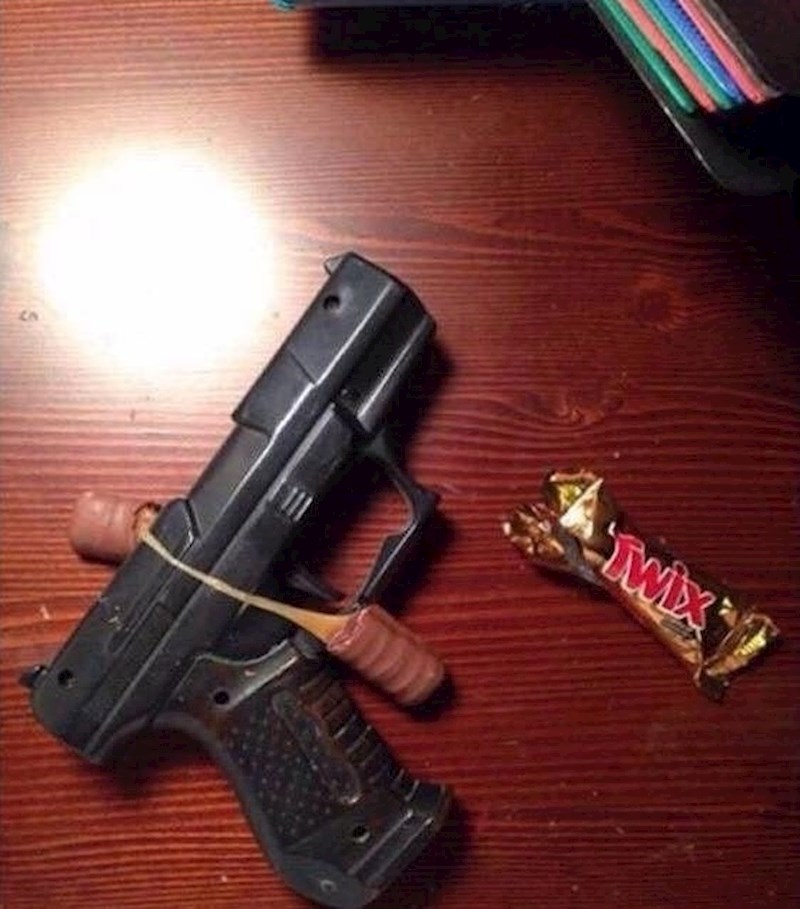 U Twix čokoladici je navodno našao pištolj: