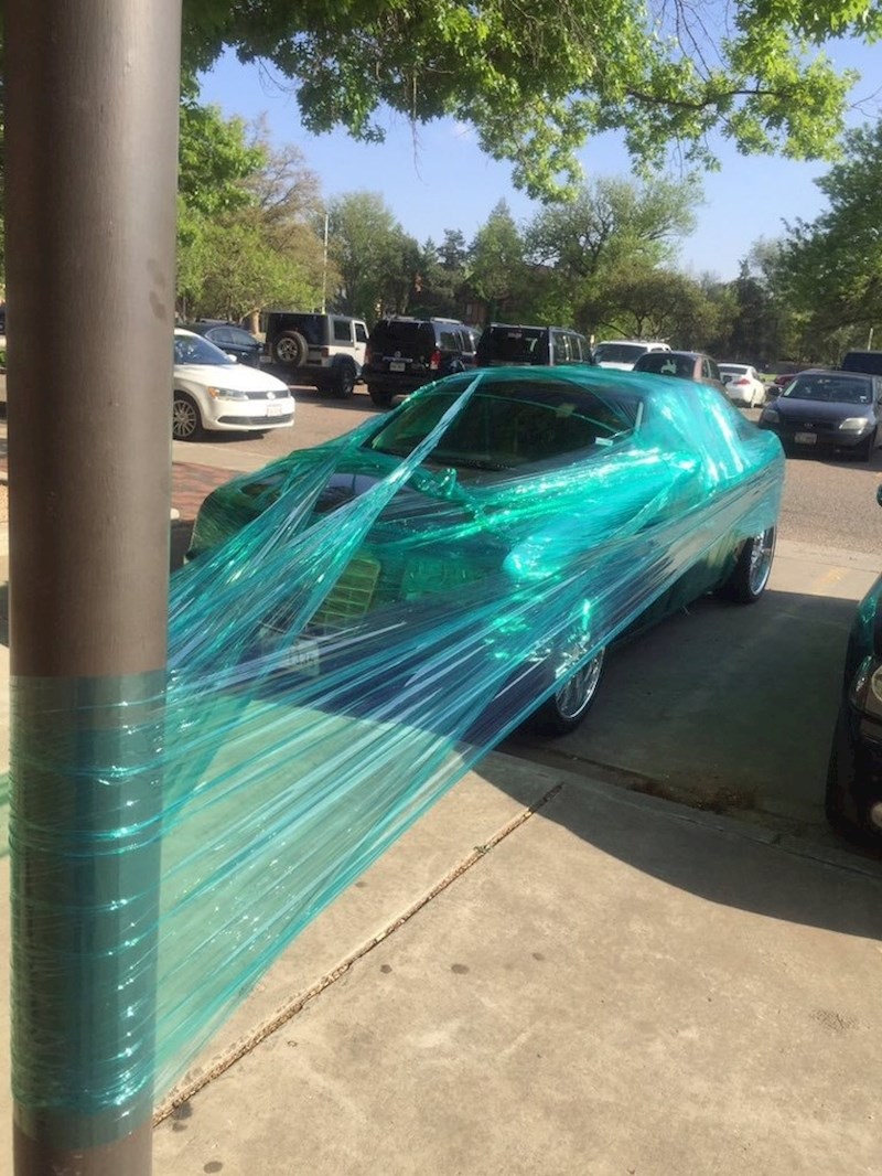 Njegova bivša mu se osvetila. Nije mu oštetila auto, ali nije mogao tako lako ući u njega...