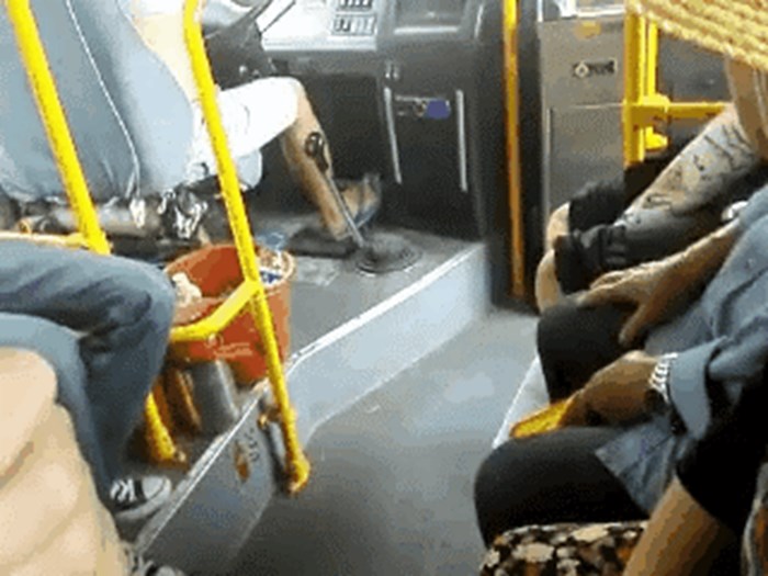 Putnici su imali što vidjeti kad su ušli u bus, pogledajte kako je vozač mijenjao brzine