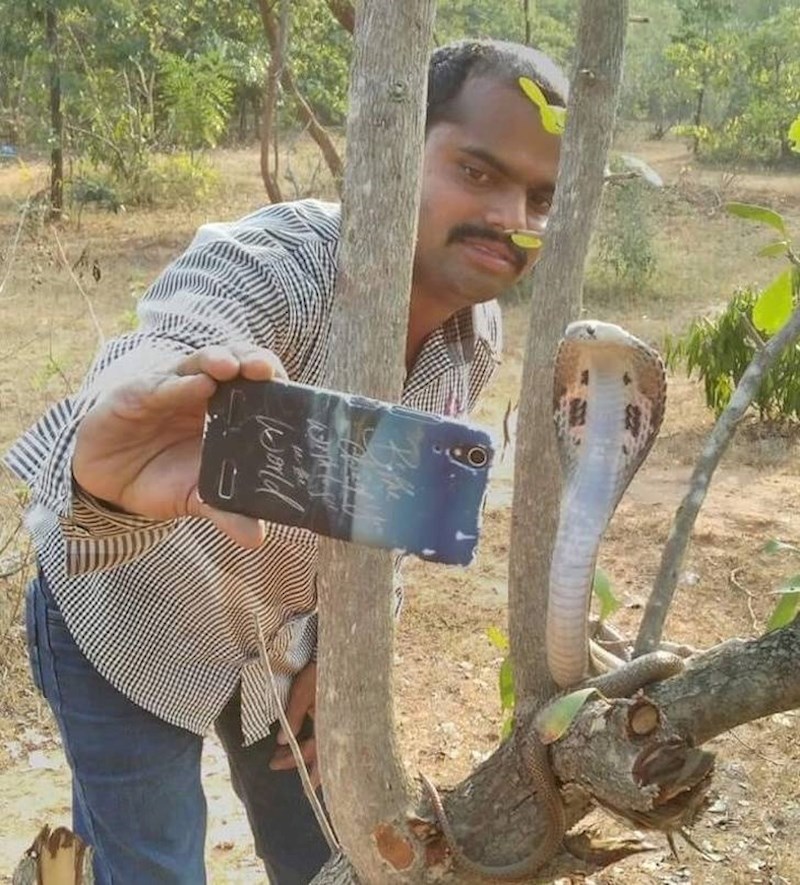Ljudi u današnje vrijeme svašta rade kako bi napravili zanimljivu fotku...