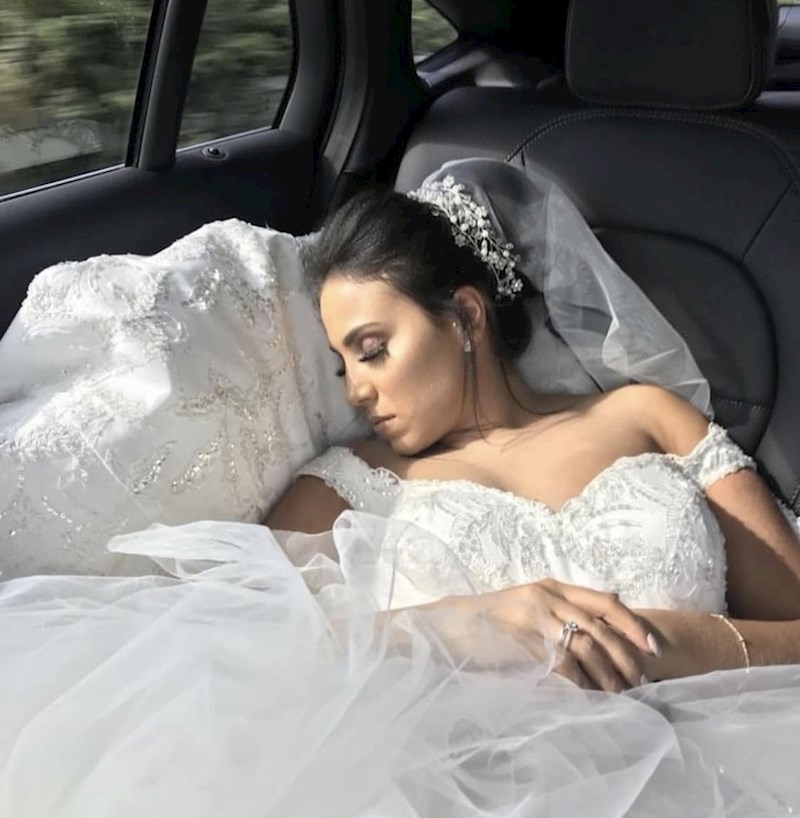 Ova vjenčana fotografija nije bila planirana. Mladenka je zaspala u autu.