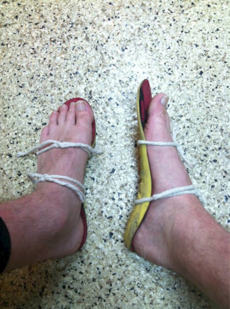 Bolje je i ovo nego hodati bos... ili ne? Hmm...