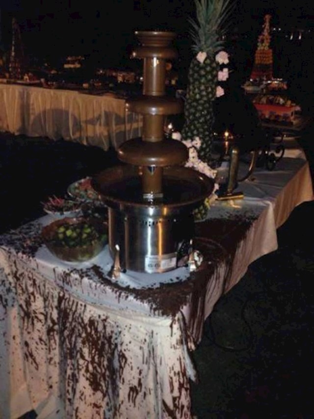Vjetar je na vjenčanju pomogao u "dekoriranju" stola s čokoladnom fontanom.
