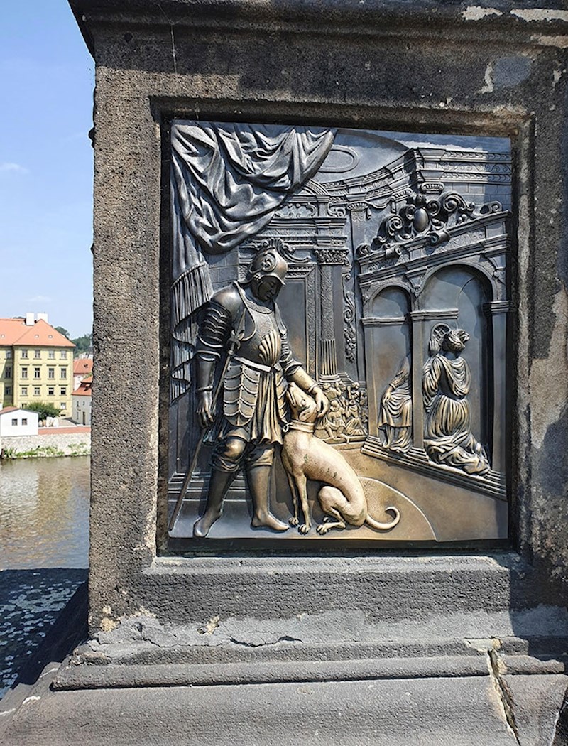 Reljef na Karlovom mostu se izlizao jer turisti zbog jedne legende diraju psa.