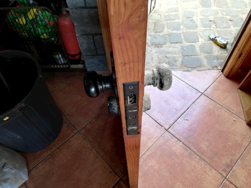 "Živimo odmah do mora. Pogledajte kako vanjski dio vrata izgleda u usporedbi s unutarnjom stranom."