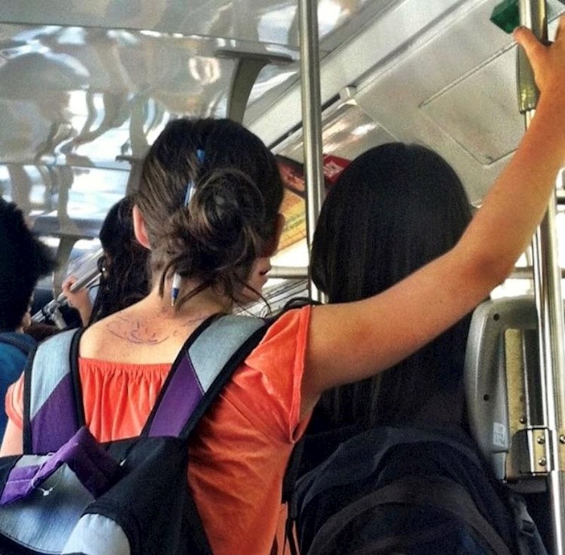 Kemijskom olovkom je vezala kosu i uopće joj nije smetalo to što su joj leđa zbog toga bila išarana.