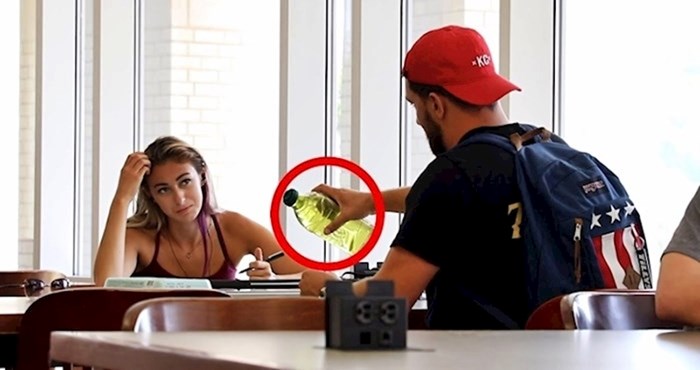 VIDEO Čudak je počeo pržiti jaja i meso u knjižnici, pogledajte kako su drugi reagirali