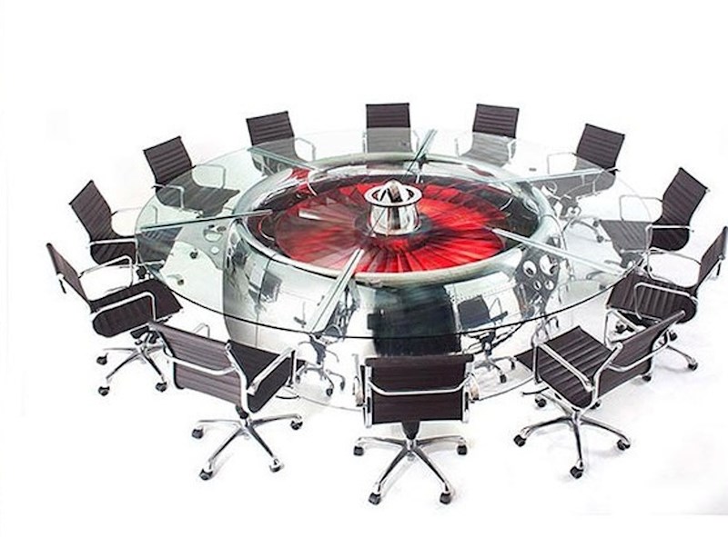 Netko je napravio stol za sastanke - od stare turbine manjeg aviona.