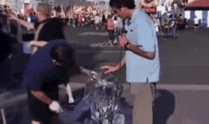 Pogledajte kako je TV reporter naljutio čovjeka koji se satima trudio napraviti ledeni kip