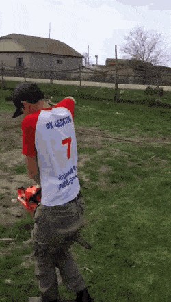 Čovjek je snimio kako njegov prijatelj pali motornu pilu, ljudi na internetu se čude zbog jednog detalja