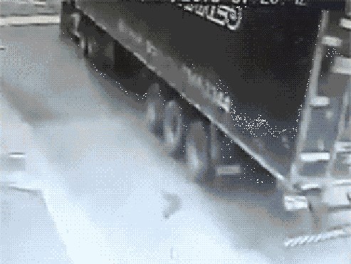 "ZAKAČIO" SE S VOZAČEM KAMIONA Vlasnik ovog auta se sigurno pitao gdje mu je vozilo nestalo