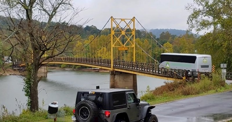Vozač autobusa izignorirao je zabranu, most se počeo savijati, a netko je snimio strašan prizor