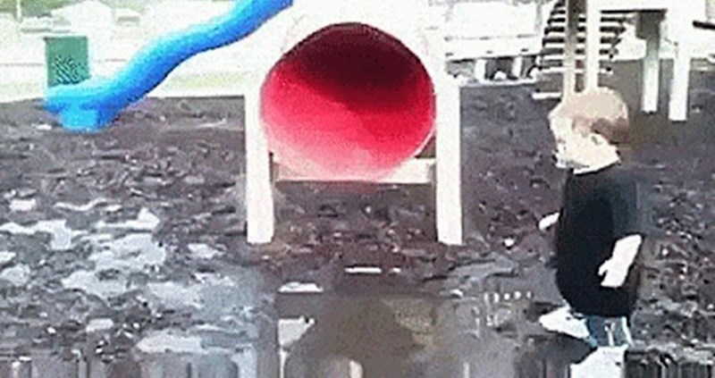 Roditelji nisu baš najbolje isplanirali igranje s djecom, pogledajte što im se dogodilo na toboganu