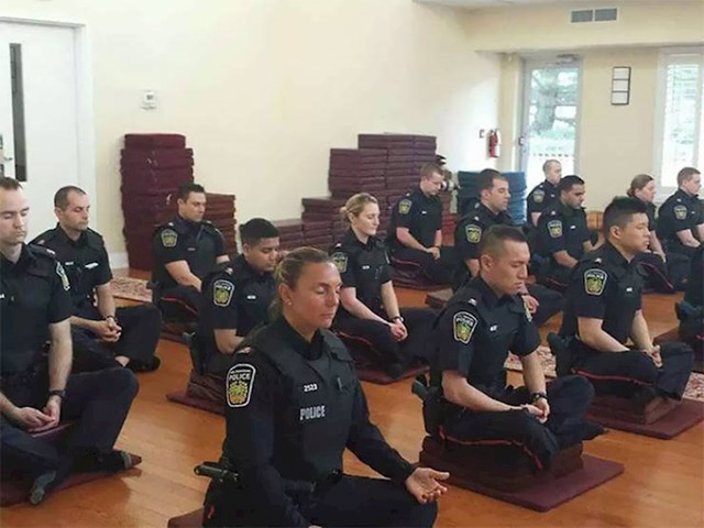 Kanadska policija prije početka smjene