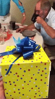 Otac je dobio iznenadni poklon pa se raznježio kad je vidio što je unutra