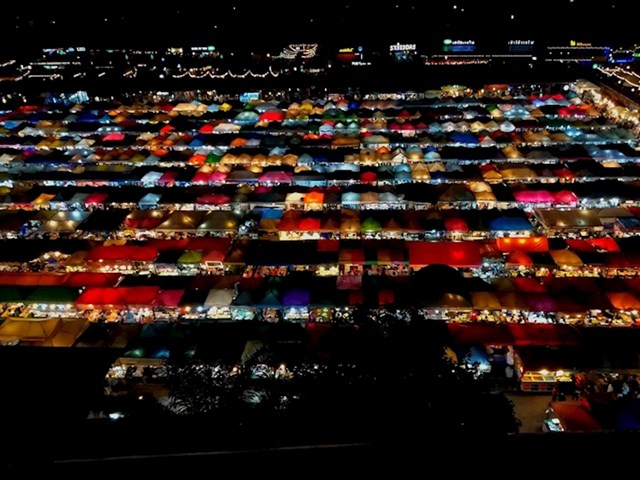 Noćna tržnica u Bangkoku, glavnom gradu Tajlanda
