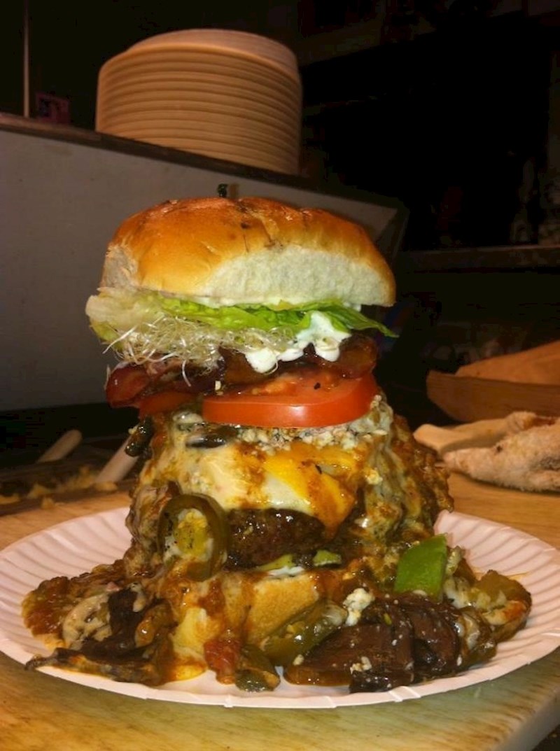 "Zamolio sam u restoranu da mi naprave što veći burger. Evo što sam dobio."