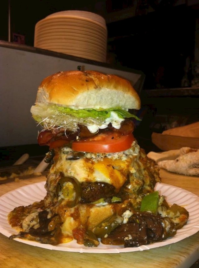 "Zamolio sam u restoranu da mi naprave što veći burger. Evo što sam dobio."